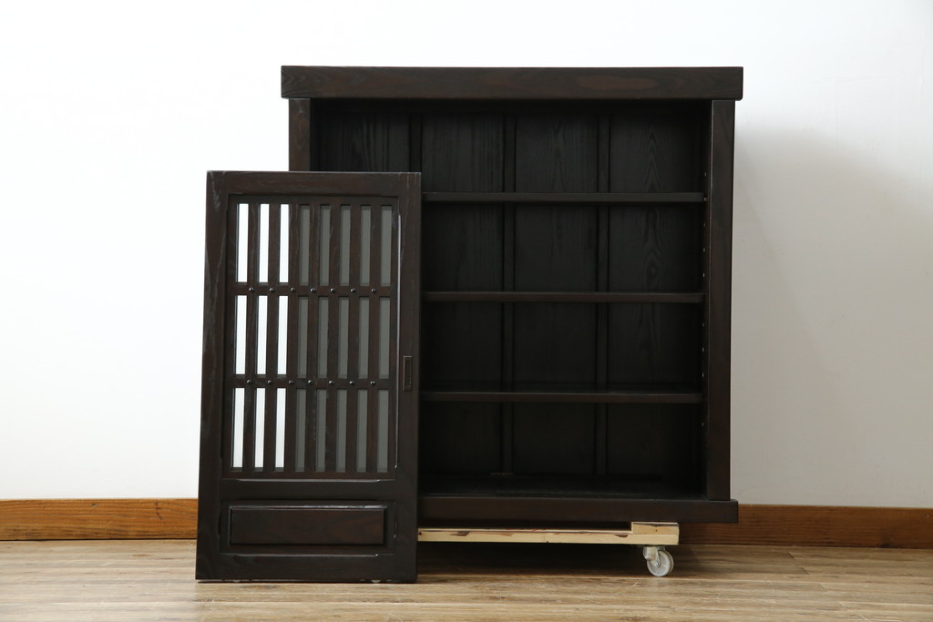 中古　美品　重厚感ある佇まいが魅力的な水屋箪笥サイドボード(食器棚、戸棚、収納棚、キャビネット)(R-083921)