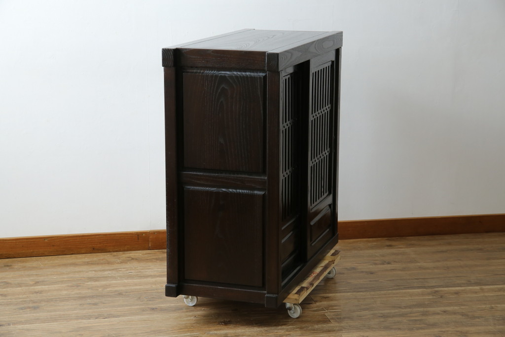中古　美品　重厚感ある佇まいが魅力的な水屋箪笥サイドボード(食器棚、戸棚、収納棚、キャビネット)(R-083921)