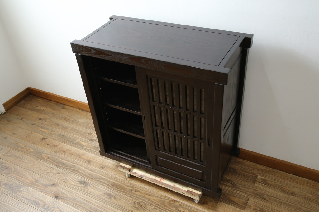 中古　美品　重厚感ある佇まいが魅力的な水屋箪笥サイドボード(食器棚、戸棚、収納棚、キャビネット)(R-083921)