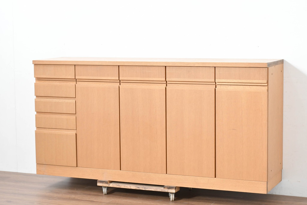 中古　国産職人手作りオーダー家具　天板ナラ(楢)材　無垢　シンプルモダンなサイドボード(リビングボード、収納棚、戸棚)(製作費65万円)(R-083714)