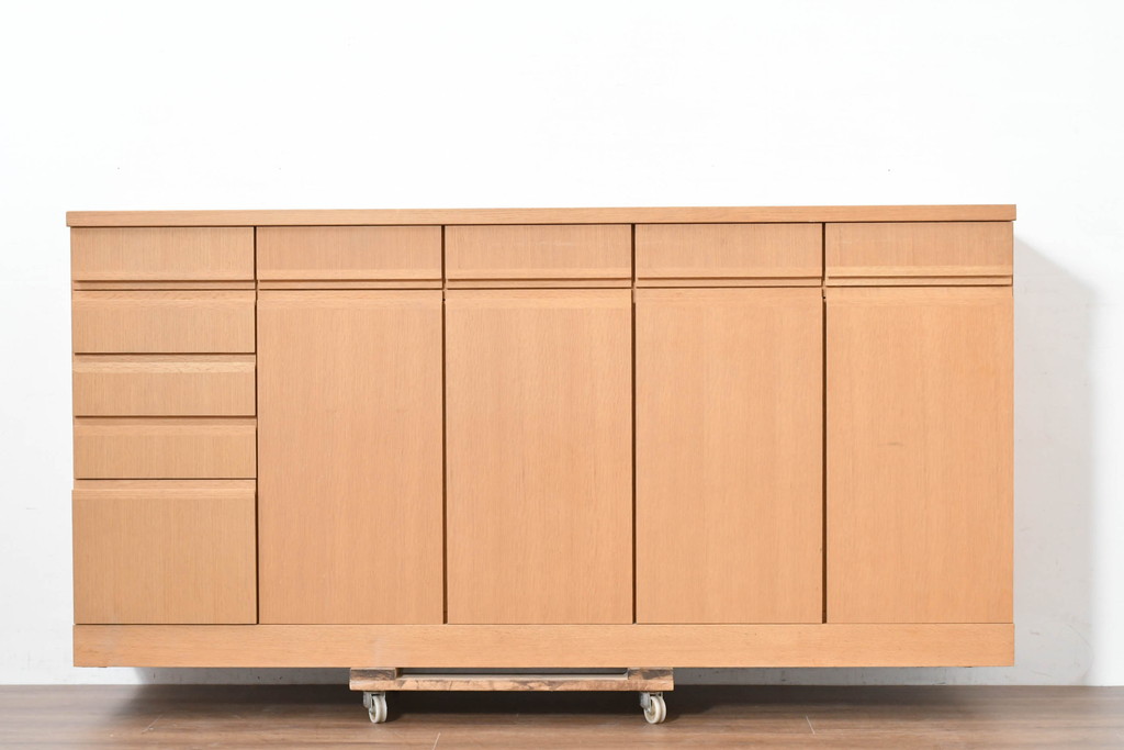 中古　国産職人手作りオーダー家具　天板ナラ(楢)材　無垢　シンプルモダンなサイドボード(リビングボード、収納棚、戸棚)(製作費65万円)(R-083714)