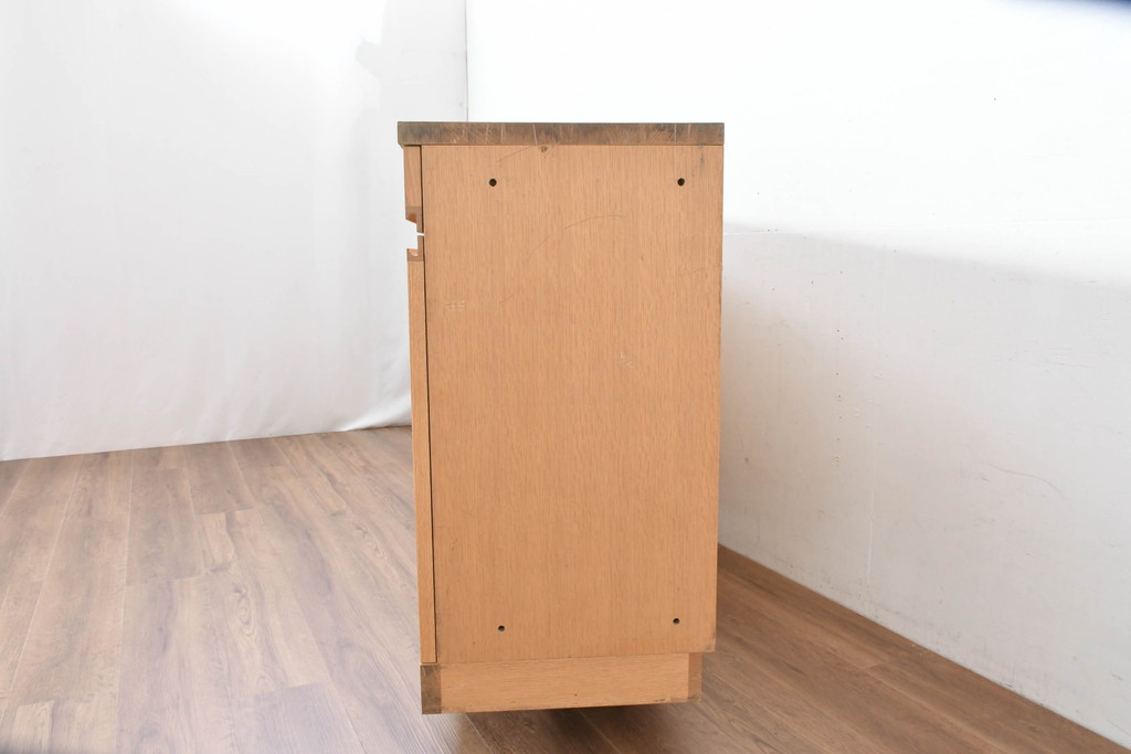 中古　国産職人手作りオーダー家具　天板ナラ(楢)材　無垢　シンプルモダンなサイドボード(リビングボード、収納棚、戸棚)(製作費65万円)(R-083714)