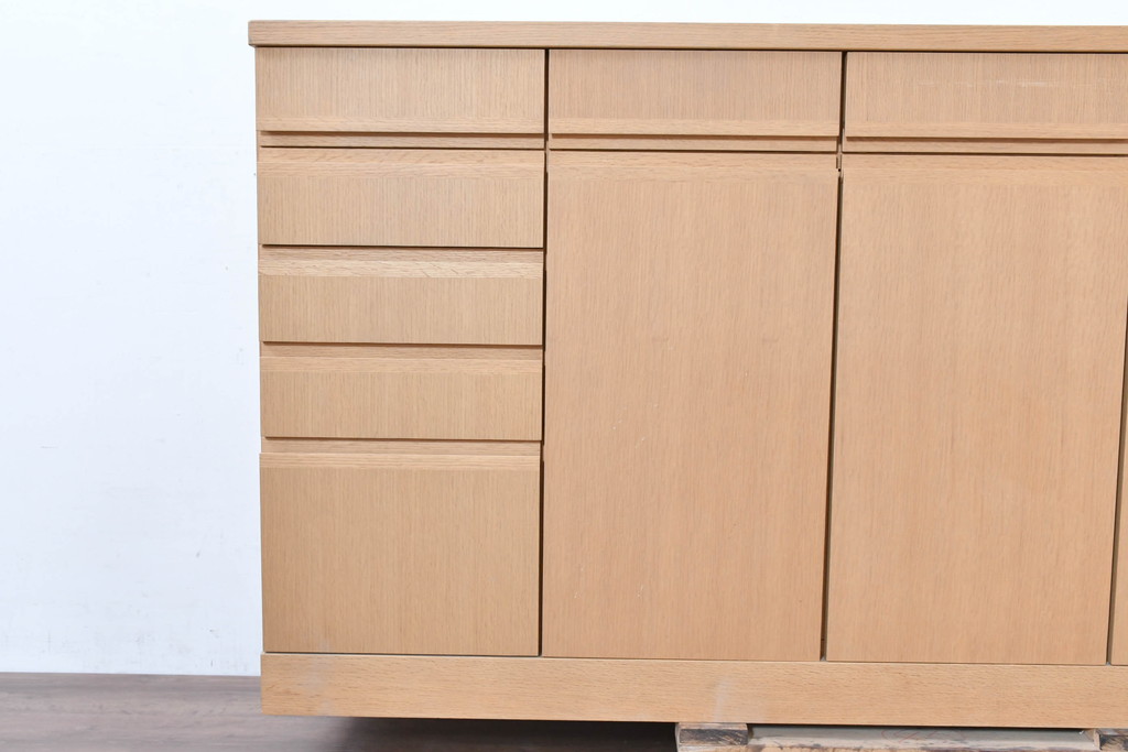 中古　国産職人手作りオーダー家具　天板ナラ(楢)材　無垢　シンプルモダンなサイドボード(リビングボード、収納棚、戸棚)(製作費65万円)(R-083714)