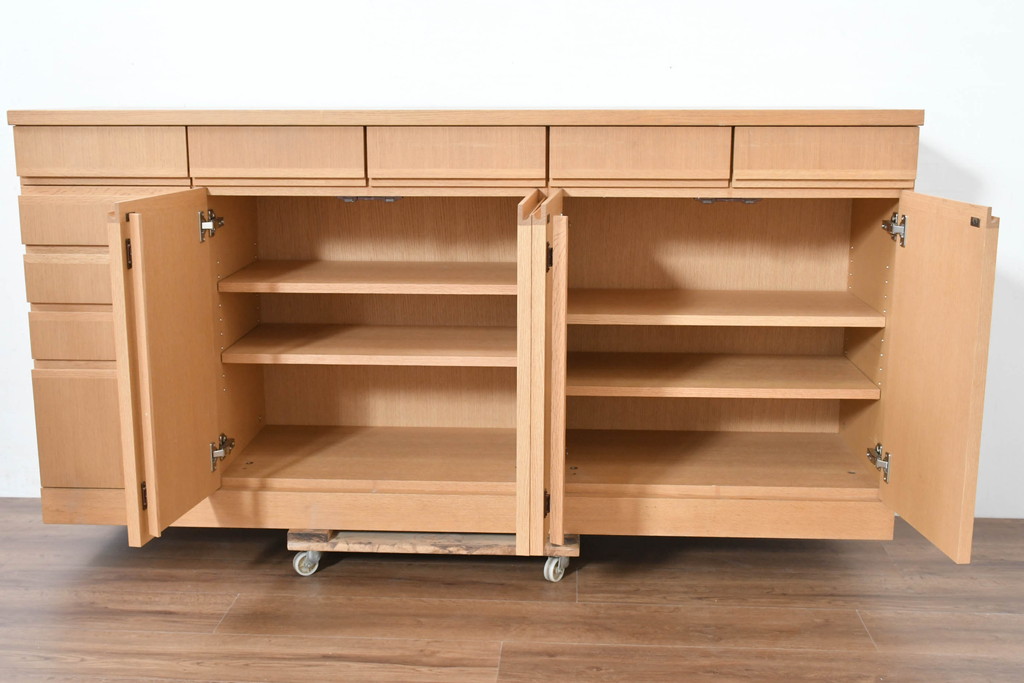 中古　国産職人手作りオーダー家具　天板ナラ(楢)材　無垢　シンプルモダンなサイドボード(リビングボード、収納棚、戸棚)(製作費65万円)(R-083714)