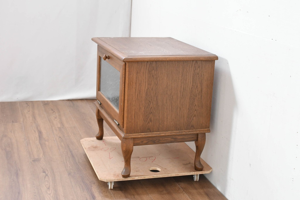 中古　美品　勇峰工芸　フローラシリーズ　ナラ(楢)材　あたたかみを感じるクラシカルで上品なテレビボード(TVボード、テレビ台、TV台、ローボード、収納棚、戸棚)(R-083716)