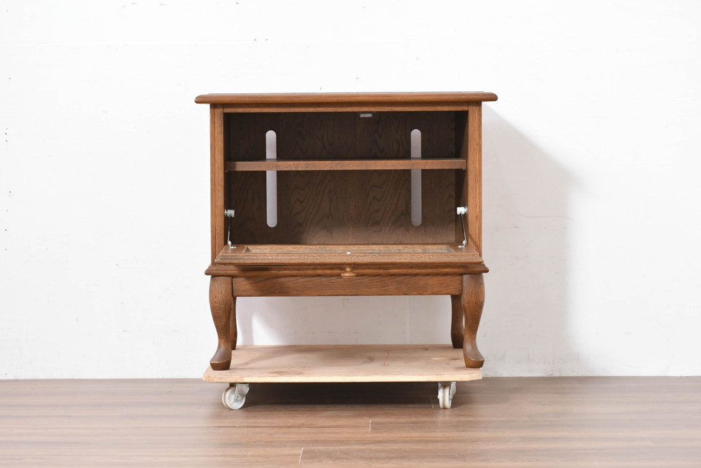 中古　美品　勇峰工芸　フローラシリーズ　ナラ(楢)材　あたたかみを感じるクラシカルで上品なテレビボード(TVボード、テレビ台、TV台、ローボード、収納棚、戸棚)(R-083716)