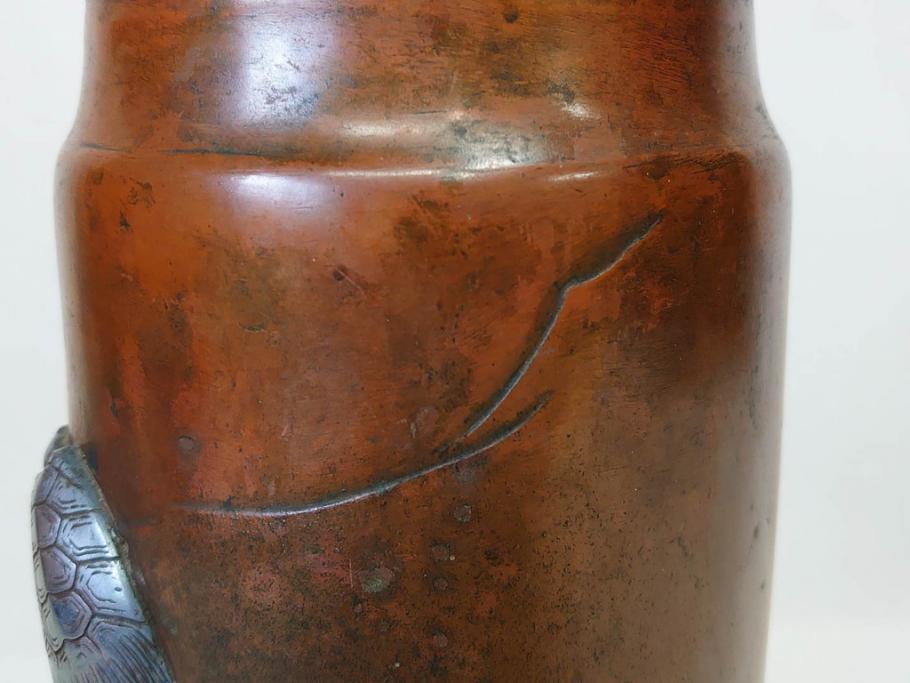 吉備前國　佐々木義光作　古銅花瓶　金銀象嵌　巌上の亀・根笹図　精巧な銀細工が美しい花瓶(花器、花入、花生、共箱付き)(R-077416)