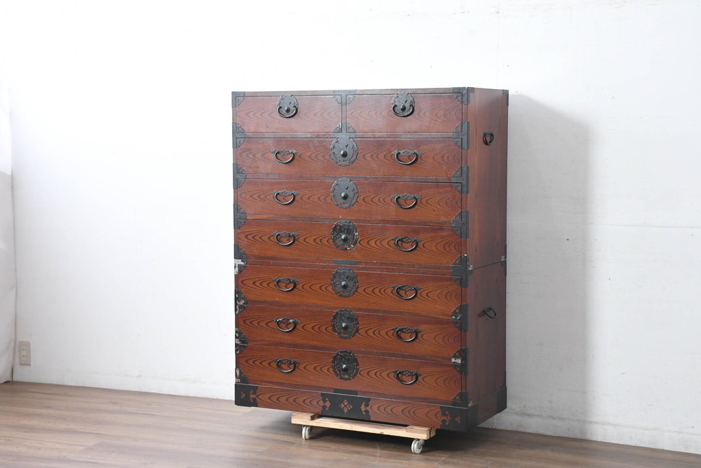 中古　美品　民芸家具　高級品!!　欅(ケヤキ)材　内部桐(キリ)材　蝶の図手打ち金具　伝統技術が息づく漆塗りの米沢箪笥(重ね箪笥、和タンス、収納箪笥、バラ売り可能)(R-084275)