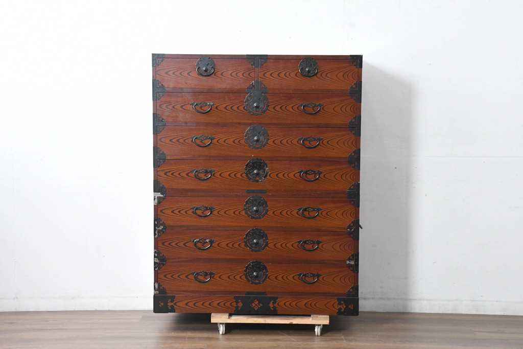 中古　美品　民芸家具　高級品!!　欅(ケヤキ)材　内部桐(キリ)材　蝶の図手打ち金具　伝統技術が息づく漆塗りの米沢箪笥(重ね箪笥、和タンス、収納箪笥、バラ売り可能)(R-084275)