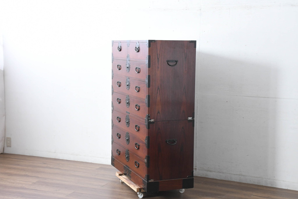 中古　美品　民芸家具　高級品!!　欅(ケヤキ)材　内部桐(キリ)材　蝶の図手打ち金具　伝統技術が息づく漆塗りの米沢箪笥(重ね箪笥、和タンス、収納箪笥、バラ売り可能)(R-084275)