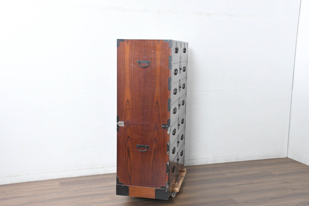 中古　美品　民芸家具　高級品!!　欅(ケヤキ)材　内部桐(キリ)材　蝶の図手打ち金具　伝統技術が息づく漆塗りの米沢箪笥(重ね箪笥、和タンス、収納箪笥、バラ売り可能)(R-084275)
