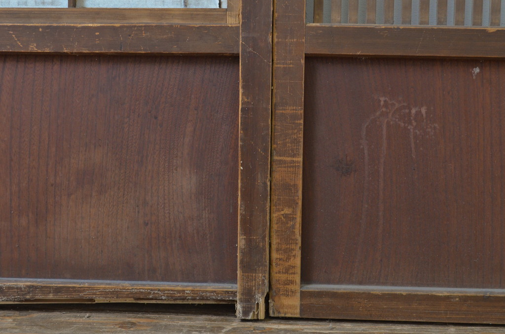 和製アンティーク　腰板欅(ケヤキ)　昭和の懐かしさを感じさせる裏障子付き格子戸2枚セット(建具、引き戸)(R-063700)