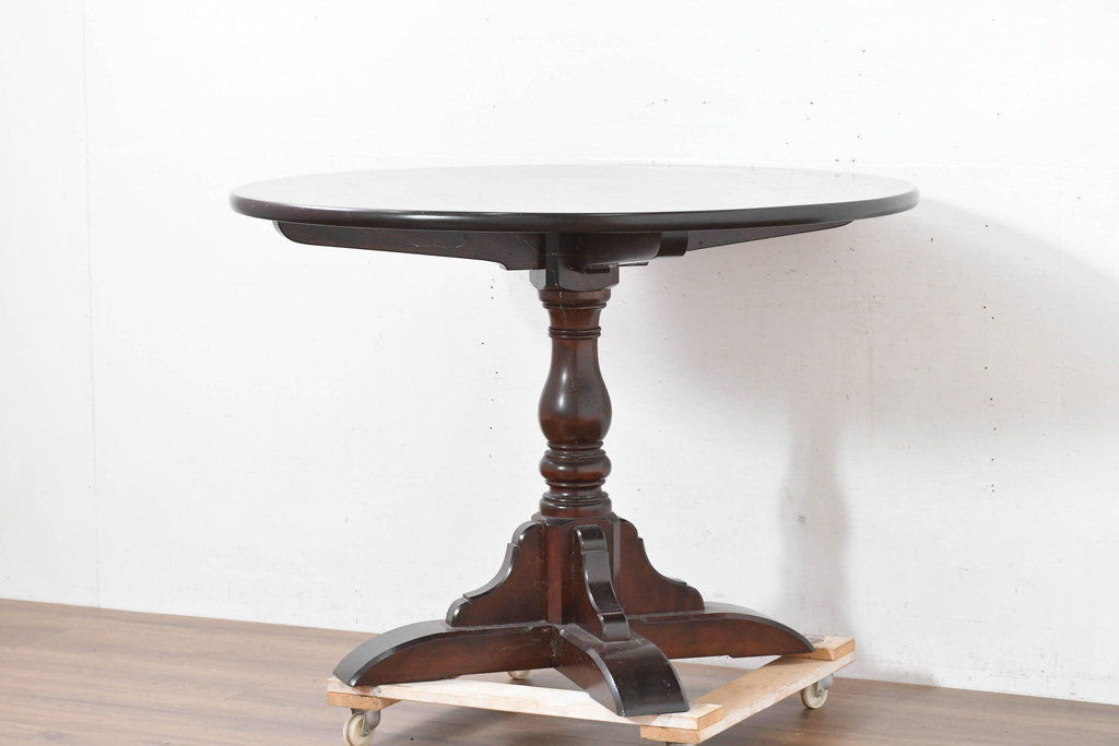 中古　美品　松本民芸家具　気品漂うクラシックなラウンドテーブル(D型ペディスタル卓、ダイニングテーブル、4人掛け、2人掛け、食卓、丸テーブル、カフェテーブル)(R-084124)