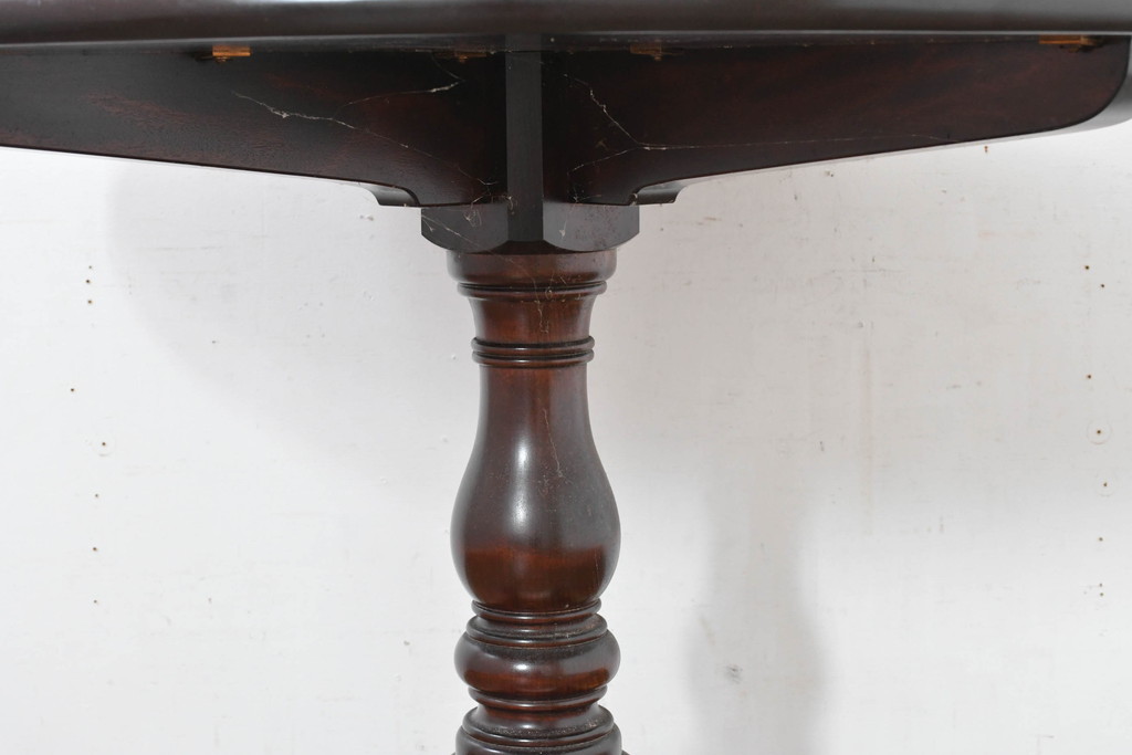 中古　美品　松本民芸家具　気品漂うクラシックなラウンドテーブル(D型ペディスタル卓、ダイニングテーブル、4人掛け、2人掛け、食卓、丸テーブル、カフェテーブル)(R-084124)