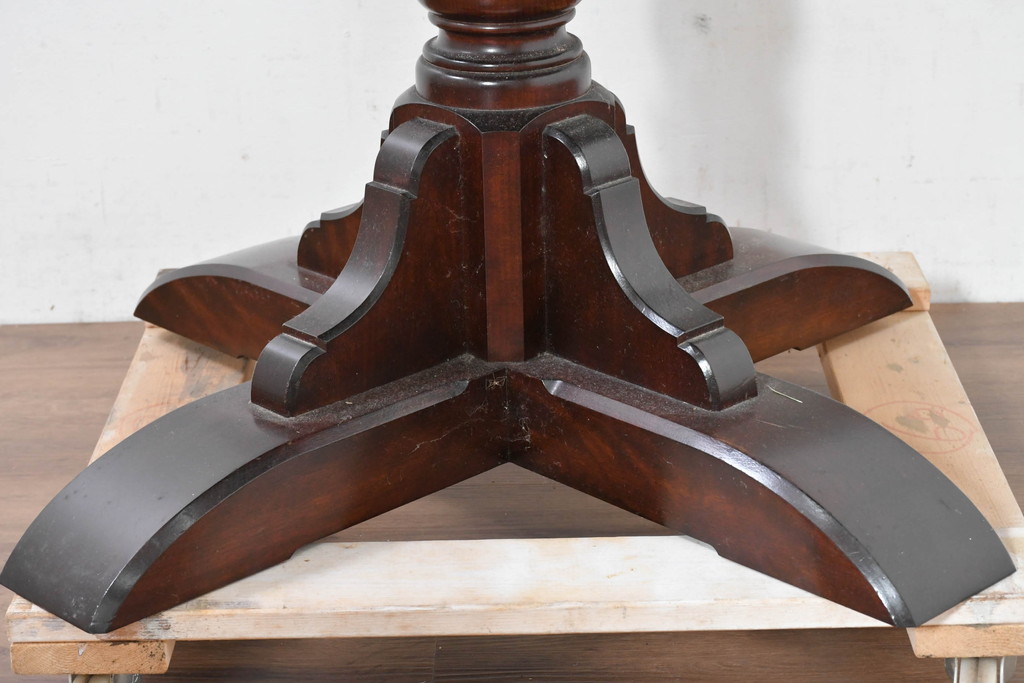 中古　美品　松本民芸家具　気品漂うクラシックなラウンドテーブル(D型ペディスタル卓、ダイニングテーブル、4人掛け、2人掛け、食卓、丸テーブル、カフェテーブル)(R-084124)