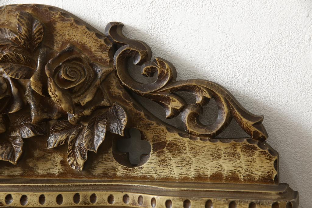 中古　海外輸入家具　立体的な花々が華やかさを演出する彫刻入りのウォールミラー(壁掛け鏡)(R-053316)