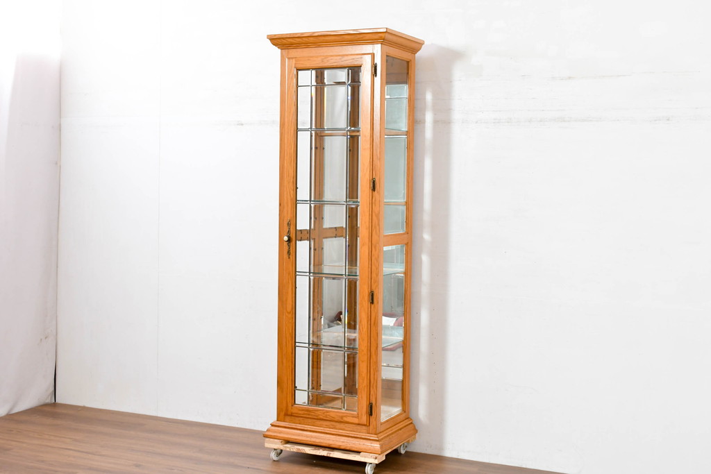 中古　美品　アメリカ高級輸入家具　アッシュ材　面取りガラス　照明付き　洗練された佇まいで魅了する縦型キュリオケース(キャビネット、ガラスケース、ショーケース、ディスプレイケース、コレクションケース、飾り棚、陳列棚、収納棚)(R-084219)