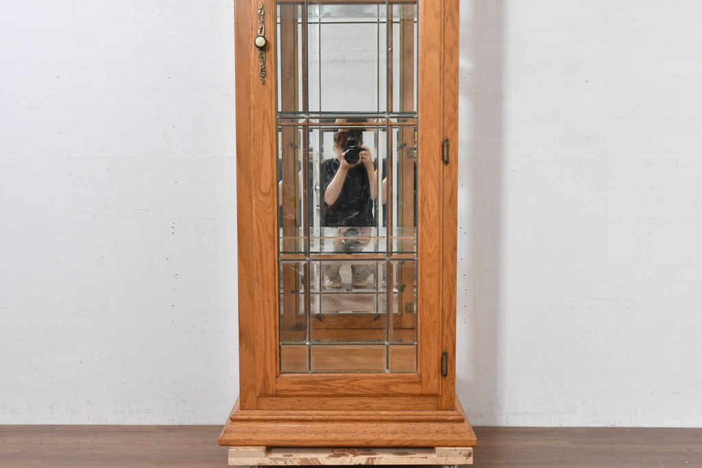 中古　美品　アメリカ高級輸入家具　アッシュ材　面取りガラス　照明付き　洗練された佇まいで魅了する縦型キュリオケース(キャビネット、ガラスケース、ショーケース、ディスプレイケース、コレクションケース、飾り棚、陳列棚、収納棚)(R-084219)