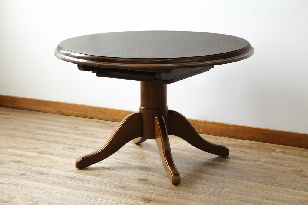 中古　美品　三越家具(現カントリーハウス)　Brugge(ブルージュ)　クラシカルな佇まいが魅力の伸長式ラウンドテーブル(ダイニングテーブル、エクステンションテーブル、丸テーブル、4人掛け、2人掛け、4人用、2人用、食卓)(定価約28万円)(R-082742)
