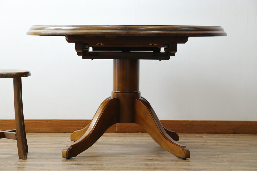 中古　美品　三越家具(現カントリーハウス)　Brugge(ブルージュ)　クラシカルな佇まいが魅力の伸長式ラウンドテーブル(ダイニングテーブル、エクステンションテーブル、丸テーブル、4人掛け、2人掛け、4人用、2人用、食卓)(定価約28万円)(R-082742)
