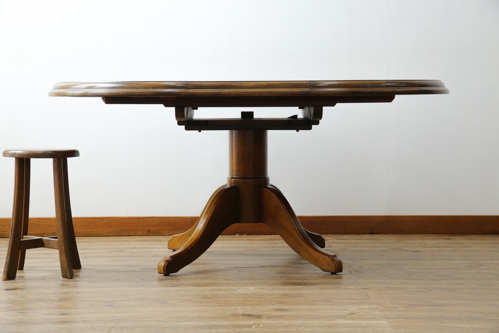 中古　美品　三越家具(現カントリーハウス)　Brugge(ブルージュ)　クラシカルな佇まいが魅力の伸長式ラウンドテーブル(ダイニングテーブル、エクステンションテーブル、丸テーブル、4人掛け、2人掛け、4人用、2人用、食卓)(定価約28万円)(R-082742)