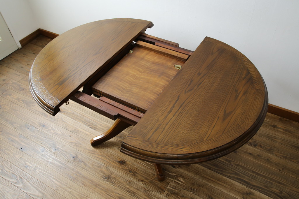 中古　美品　三越家具(現カントリーハウス)　Brugge(ブルージュ)　クラシカルな佇まいが魅力の伸長式ラウンドテーブル(ダイニングテーブル、エクステンションテーブル、丸テーブル、4人掛け、2人掛け、4人用、2人用、食卓)(定価約28万円)(R-082742)