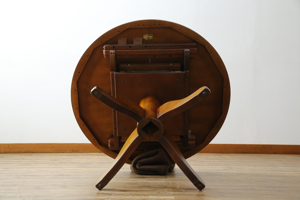 中古　美品　三越家具(現カントリーハウス)　Brugge(ブルージュ)　クラシカルな佇まいが魅力の伸長式ラウンドテーブル(ダイニングテーブル、エクステンションテーブル、丸テーブル、4人掛け、2人掛け、4人用、2人用、食卓)(定価約28万円)(R-082742)
