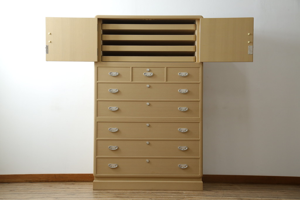 中古　美品　光彦刻　淡い色合いの品のある金具が魅力的な加茂総桐箪笥(総桐たんす、四方丸、大丸、衣装箪笥、収納箪笥、和タンス、引き出し、上下バラ売り可能)(定価約200万円)(R-082830)