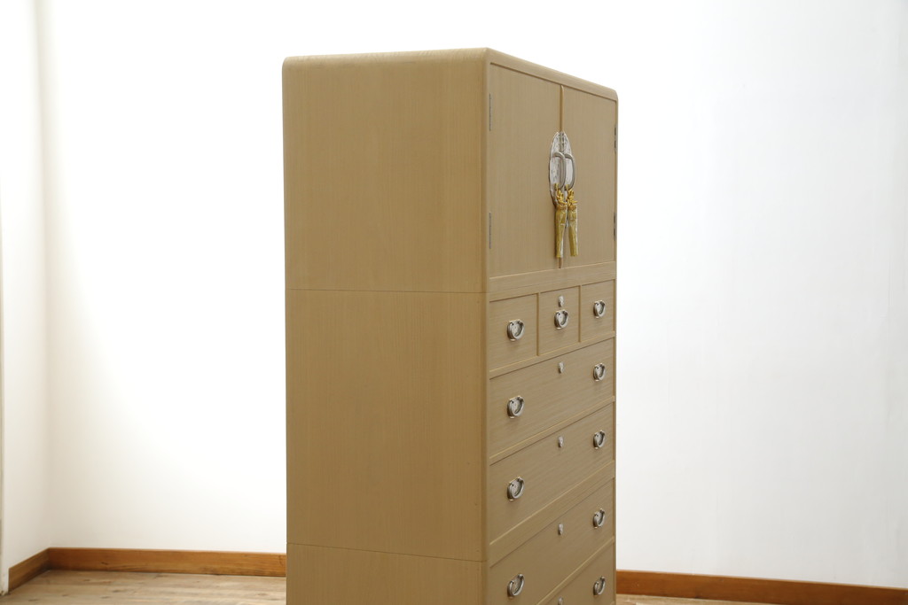 中古　美品　光彦刻　淡い色合いの品のある金具が魅力的な加茂総桐箪笥(総桐たんす、四方丸、大丸、衣装箪笥、収納箪笥、和タンス、引き出し、上下バラ売り可能)(定価約200万円)(R-082830)