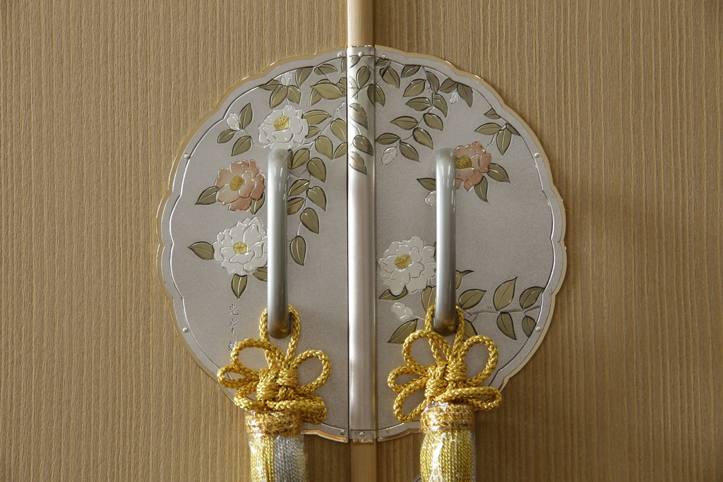 中古　美品　光彦刻　淡い色合いの品のある金具が魅力的な加茂総桐箪笥(総桐たんす、四方丸、大丸、衣装箪笥、収納箪笥、和タンス、引き出し、上下バラ売り可能)(定価約200万円)(R-082830)