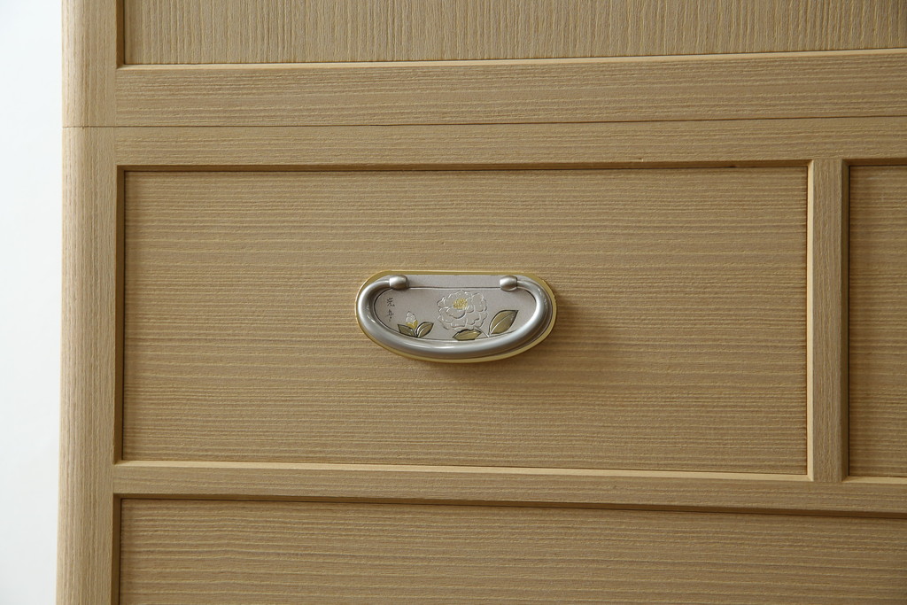 中古　美品　光彦刻　淡い色合いの品のある金具が魅力的な加茂総桐箪笥(総桐たんす、四方丸、大丸、衣装箪笥、収納箪笥、和タンス、引き出し、上下バラ売り可能)(定価約200万円)(R-082830)