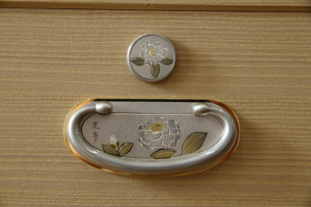 中古　美品　光彦刻　淡い色合いの品のある金具が魅力的な加茂総桐箪笥(総桐たんす、四方丸、大丸、衣装箪笥、収納箪笥、和タンス、引き出し、上下バラ売り可能)(定価約200万円)(R-082830)
