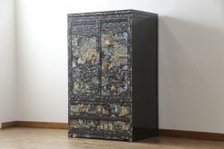 中古　高級品　美品　韓国民芸家具　圧巻の螺鈿(ラデン)細工がインパクト抜群のワードローブ(定価約120万円)(収納棚、洋服タンス)(R-054292)