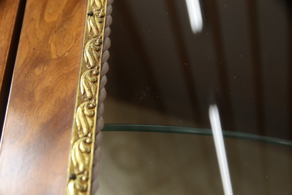 中古　美品　スペイン　真鍮飾り付き　エレガントなデザインが美しい猫脚キャビネット(定価約60万円)(キュリオケース、飾り棚、ガラスケース)(R-057661)