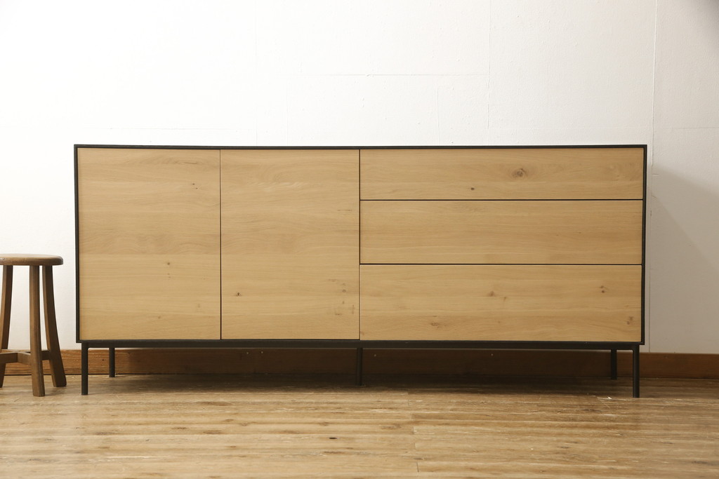 中古　超美品　ベルギー　ザ・コンランショップ(THE CONRAN SHOP)　Ethnicraft (エスニクラフト)　オーク　ブラックバード　ツートンカラーがおしゃれなサイドボード(ストレージ、収納棚、戸棚、サイドキャビネット)(定価約46万円)(R-058464)