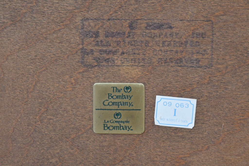 アメリカビンテージ　The Bombay Company(ボンベイ社)　高級感あふれるクラシックな佇まいと使いやすさを備えたキャスター付きバトラーズテーブル(サイドテーブル、カフェテーブル、コーヒーテーブル、ヴィンテージ)(R-084225)
