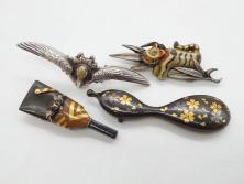 【骨董買取】金工　銀地鍍金笹　張り子虎　芳広　帯留め　ブローチ(鳥、鶴、ツル、つる、在銘、瓢箪、羽子板、帯締め、着物道具、和装小物、アクセサリー)を買取りました。