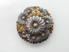 【骨董買取】時代物　たけし作　彫金　金工細工　菊寄せ　帯留め(在銘、花、アンティーク、帯締め、着物道具、和装小物、アクセサリー)を買取りました。