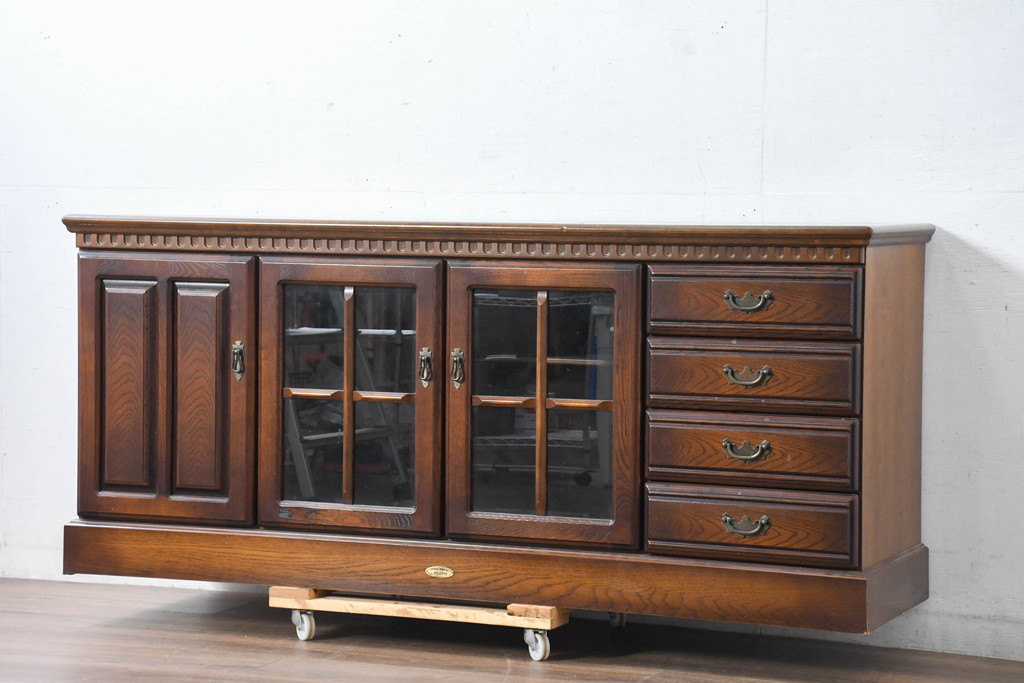中古　美品　静岡老舗家具メーカー　IDF太田長　栗材　アトランタ(ATLANTA)　上品な彫刻デザインと多機能収納が魅力のサイドボード(サイドキャビネット、収納棚、戸棚)(R-084129)