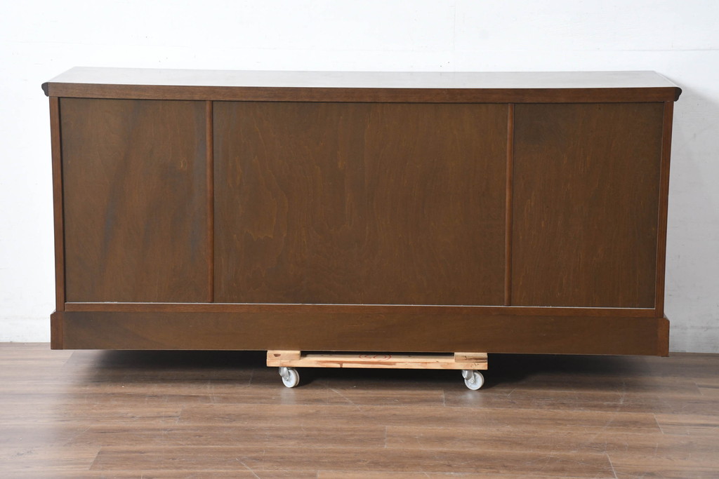 中古　美品　静岡老舗家具メーカー　IDF太田長　栗材　アトランタ(ATLANTA)　上品な彫刻デザインと多機能収納が魅力のサイドボード(サイドキャビネット、収納棚、戸棚)(R-084129)