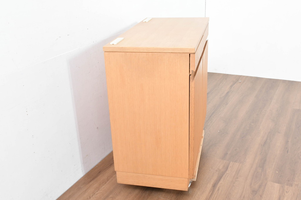 中古　CONDE HOUSE(カンディハウス)　オーク材の温もりとシンプルモダンなデザインが魅力のサイドキャビネット(サイドボード、戸棚、収納棚)(R-084258)