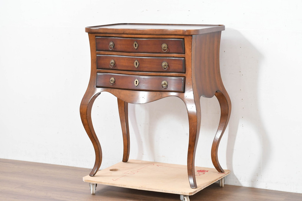 中古　美品　DREXEL HERITAGE(ドレクセルヘリテイジ)　希少モデル　アンティーク調　優美なシルエットが美しいサイドテーブル(ナイトテーブル、引き出し)(R-084259)