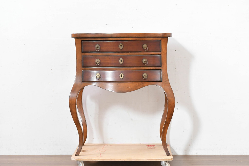 中古　美品　DREXEL HERITAGE(ドレクセルヘリテイジ)　希少モデル　アンティーク調　優美なシルエットが美しいサイドテーブル(ナイトテーブル、引き出し)(R-084259)