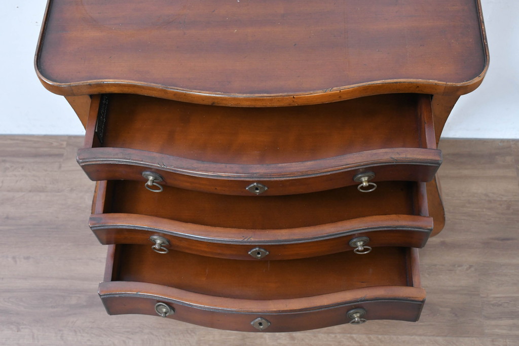 中古　美品　DREXEL HERITAGE(ドレクセルヘリテイジ)　希少モデル　アンティーク調　優美なシルエットが美しいサイドテーブル(ナイトテーブル、引き出し)(R-084259)