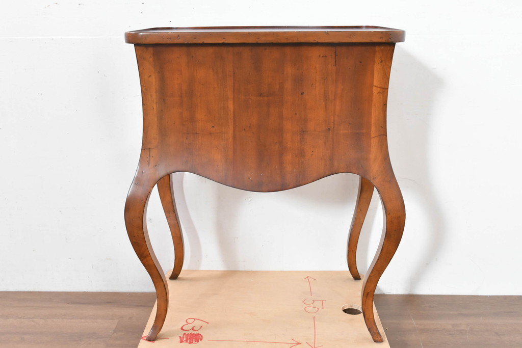 中古　美品　DREXEL HERITAGE(ドレクセルヘリテイジ)　希少モデル　アンティーク調　優美なシルエットが美しいサイドテーブル(ナイトテーブル、引き出し)(R-084259)