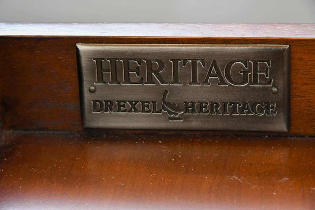 中古　美品　DREXEL HERITAGE(ドレクセルヘリテイジ)　希少モデル　アンティーク調　優美なシルエットが美しいサイドテーブル(ナイトテーブル、引き出し)(R-084259)