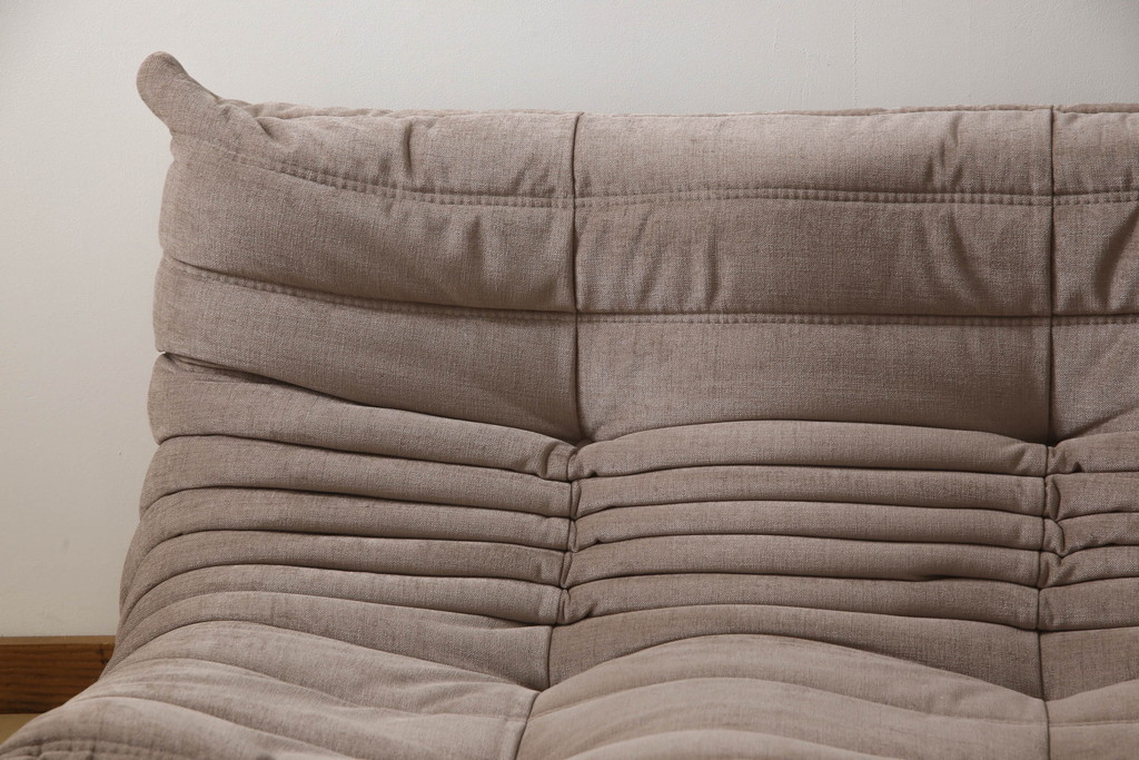 中古　フランス家具　美品　ligne roset(リーン・ロゼ)　ROSETTOGO(ロゼトーゴ)　くすみピンク色　洗練されたモダンデザインが目を引く三人掛けソファ(リーンロゼ、3人掛け、トリプルソファ、ローソファ、生地:Hランク)(定価約34万円)(R-066585)