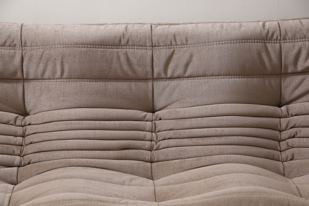 中古　フランス家具　美品　ligne roset(リーン・ロゼ)　ROSETTOGO(ロゼトーゴ)　くすみピンク色　洗練されたモダンデザインが目を引く三人掛けソファ(リーンロゼ、3人掛け、トリプルソファ、ローソファ、生地:Hランク)(定価約34万円)(R-066585)