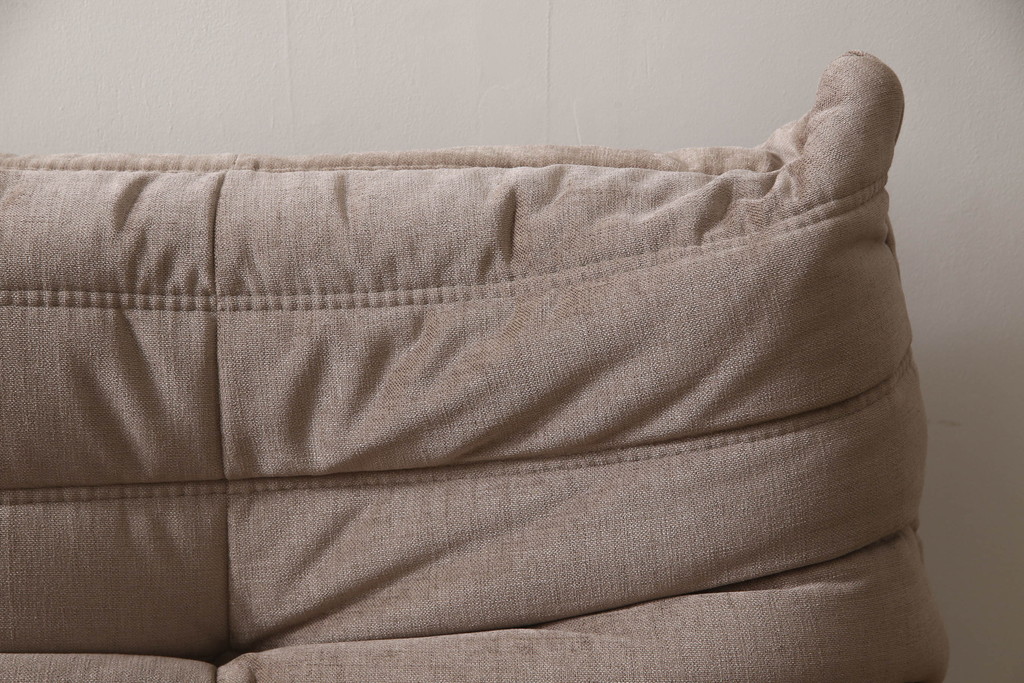 中古　フランス家具　美品　ligne roset(リーン・ロゼ)　ROSETTOGO(ロゼトーゴ)　くすみピンク色　洗練されたモダンデザインが目を引く三人掛けソファ(リーンロゼ、3人掛け、トリプルソファ、ローソファ、生地:Hランク)(定価約34万円)(R-066585)