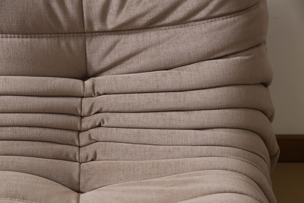 中古　フランス家具　美品　ligne roset(リーン・ロゼ)　ROSETTOGO(ロゼトーゴ)　くすみピンク色　洗練されたモダンデザインが目を引く三人掛けソファ(リーンロゼ、3人掛け、トリプルソファ、ローソファ、生地:Hランク)(定価約34万円)(R-066585)